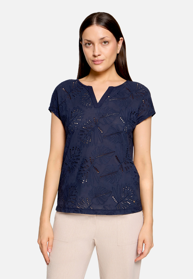 Casual-Shirt mit V-Ausschnitt / Modellfoto Vorderseite