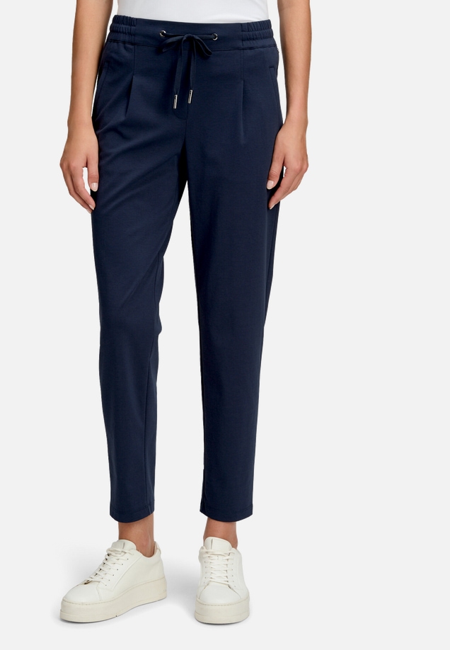 Stretch-Hose mit Eingrifftaschen / Modellfoto Vorderseite