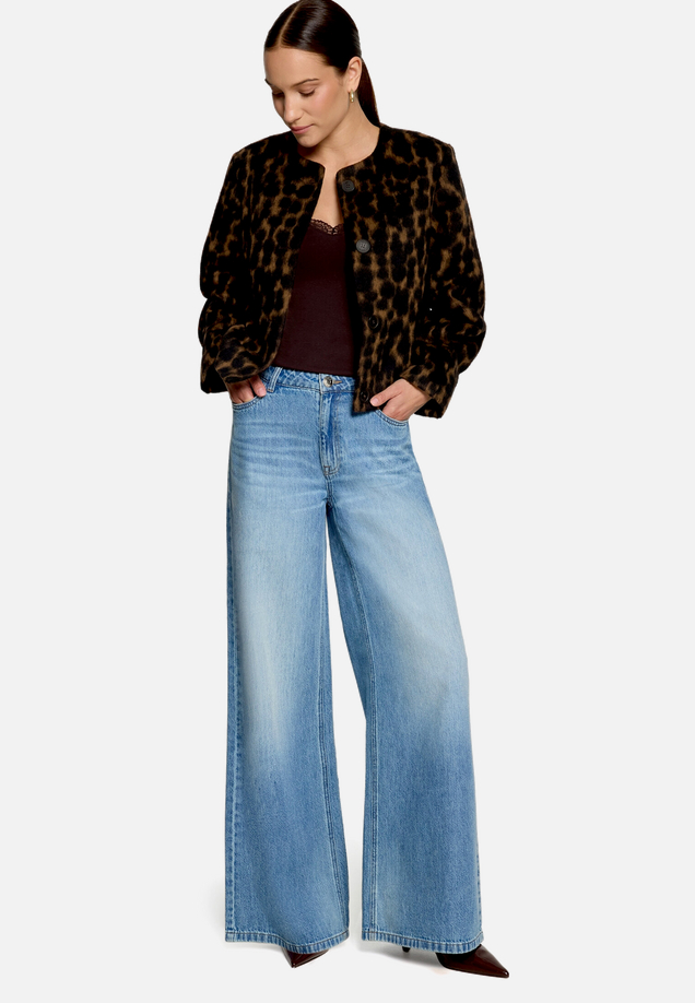 Flauschige Jacke  mit Knöpfen  / Modellfoto Vorderseite (Outfit)