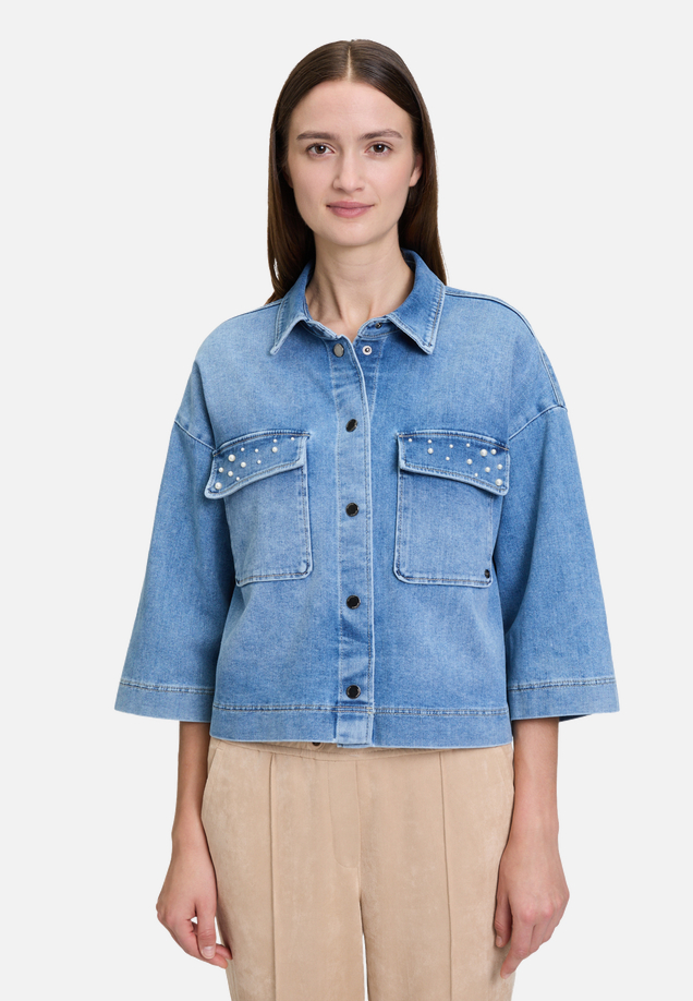 Jeansjacke mit Perlen / Modellfoto Vorderseite
