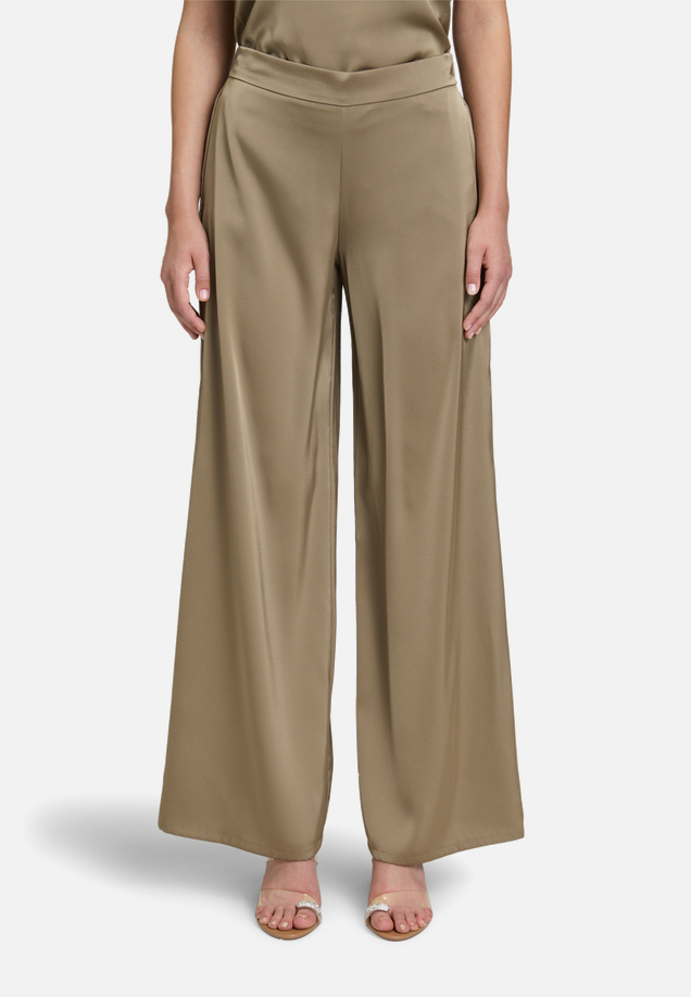Modern fit Hose mit Taschen / Modellfoto Vorderseite