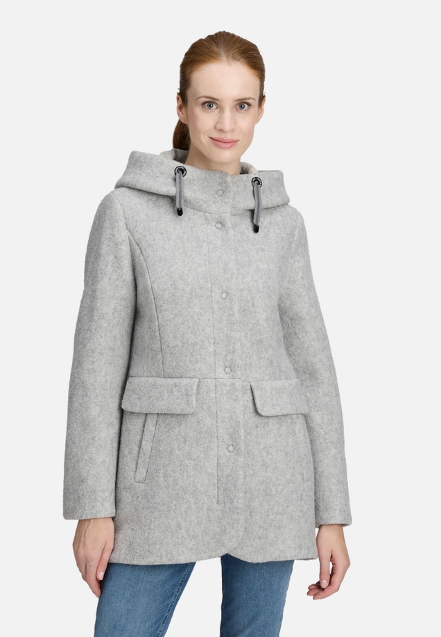 Winterjacke mit Kapuze / Modellfoto Vorderseite