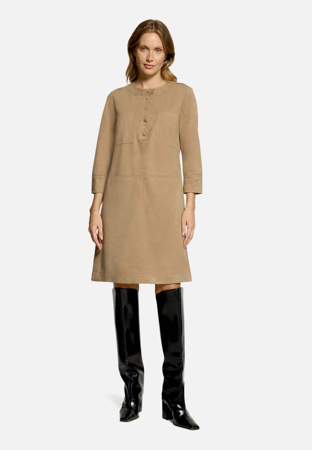 Casual-Kleid mit Taschen / Modellfoto Vorderseite