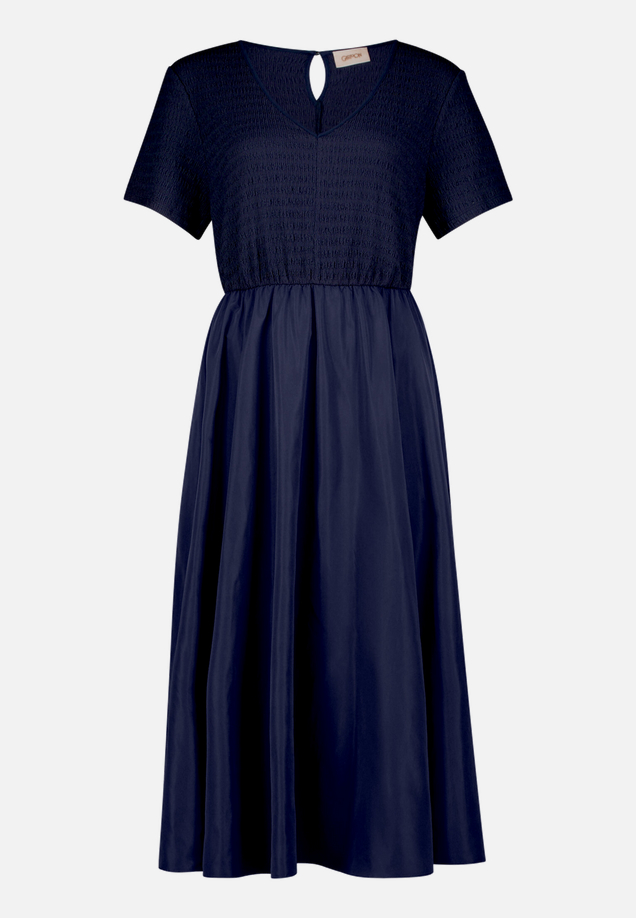 Midikleid mit Eingrifftaschen / Vorderseite