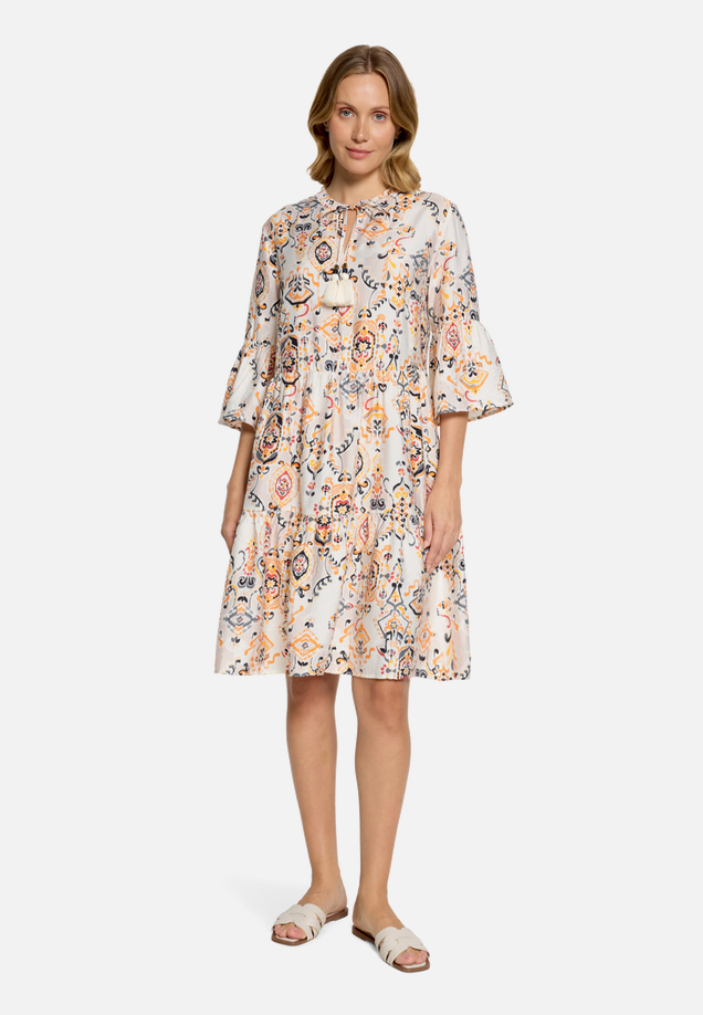 Stufenkleid mit Print / Modellfoto Vorderseite