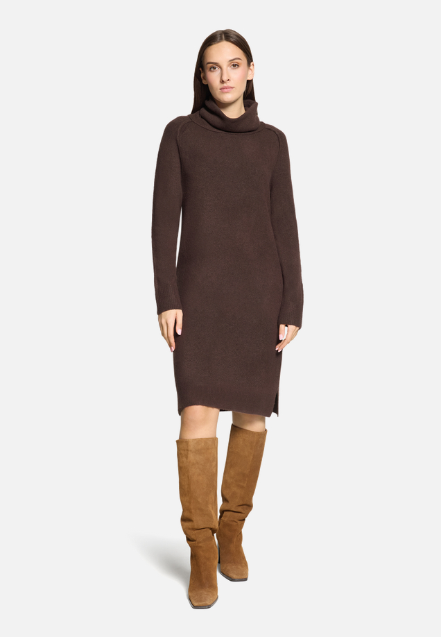 Strickkleid mit Turtle Neck / Modellfoto Vorderseite