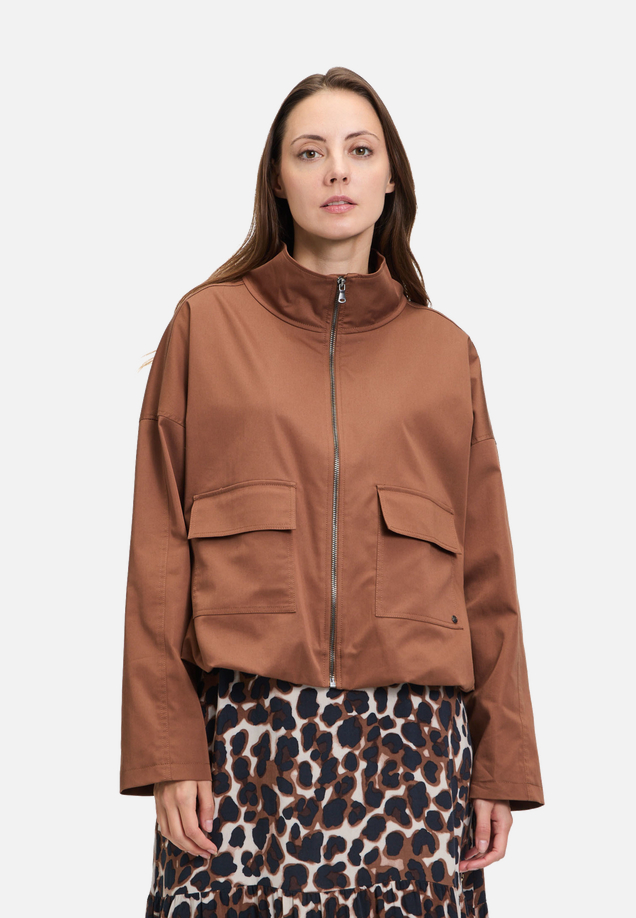 Casual-Jacke mit Taschen / Modellfoto Vorderseite
