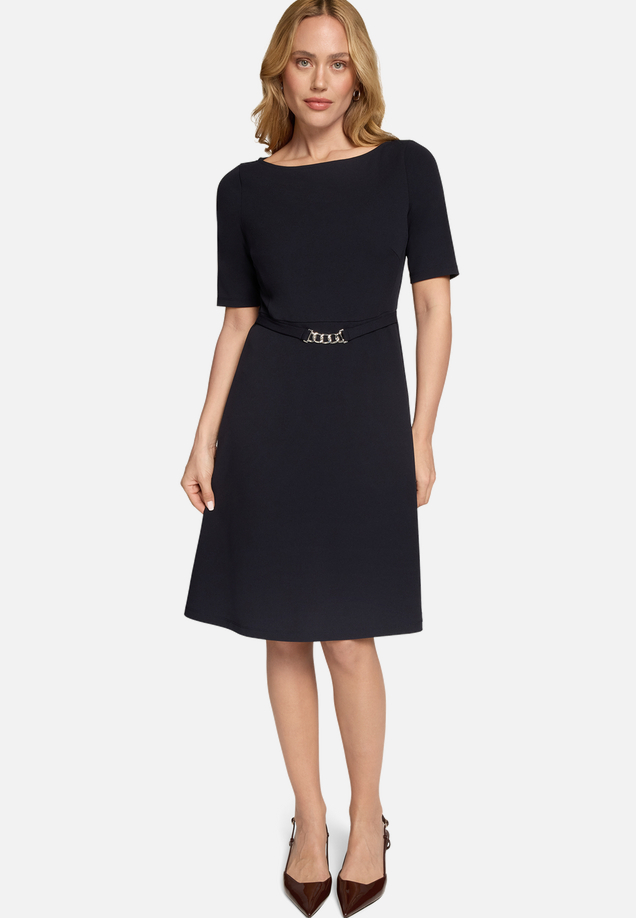 Jerseykleid mit Gürtel / Modellfoto Vorderseite