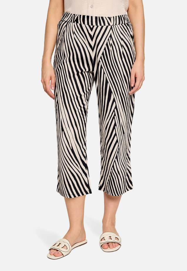 Culotte mit Bundfalten / Modellfoto Vorderseite