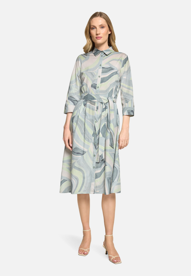 Hemdblusenkleid mit Taschen / Modellfoto Vorderseite