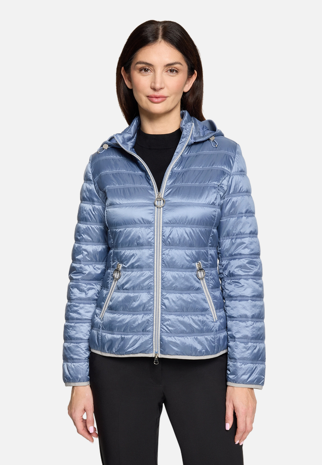 Steppjacke mit abnehmbarer Kapuze / Modellfoto Vorderseite