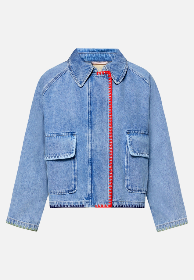 Jeansjacke mit aufgesetzten Taschen / Vorderseite