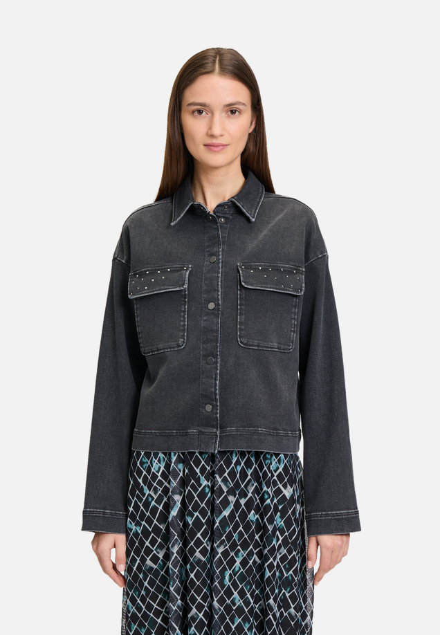 Jeansjacke mit aufgesetzten Taschen / Modellfoto Vorderseite