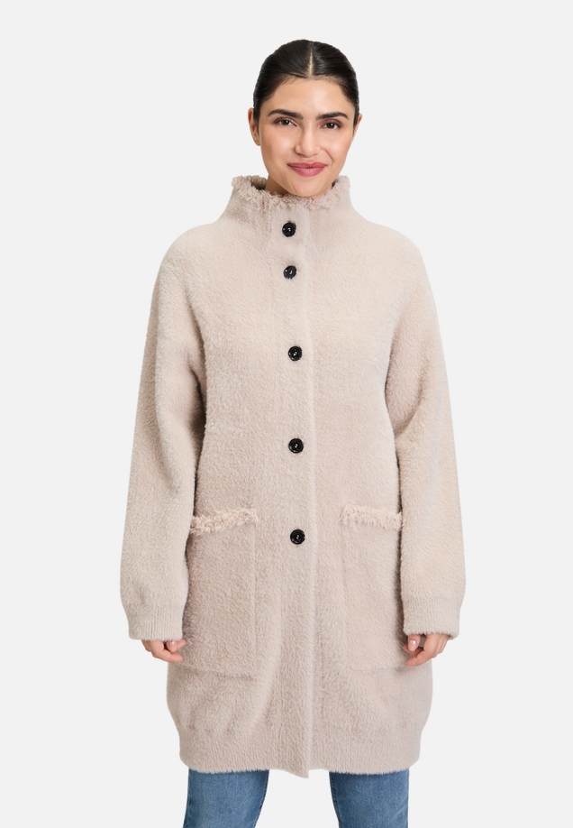 Winter-Strickjacke mit aufgesetzter Brusttasche / Modellfoto Vorderseite