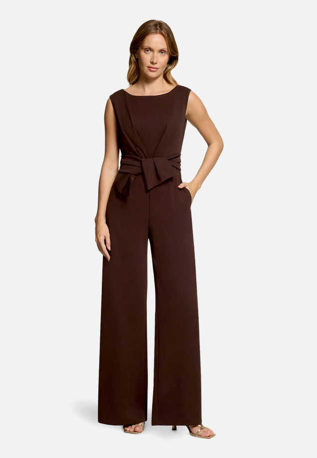 Jumpsuit mit weitem Bein / Modellfoto Vorderseite