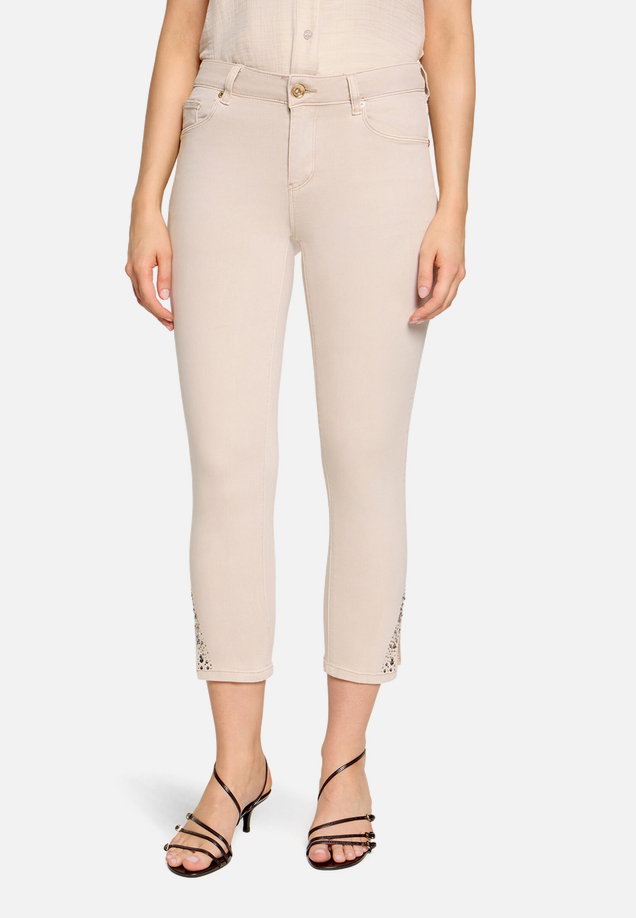 Basic-Jeans mit Waschung / Modellfoto Vorderseite