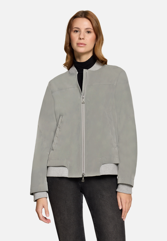 Sommerjacke mit Kragen / Modellfoto Vorderseite
