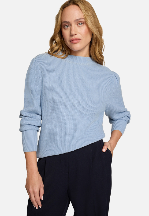 Strickpullover mit Ballonärmeln / Modellfoto Vorderseite