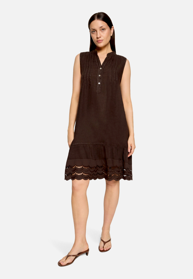 Casual-Kleid mit Stickerei / Modellfoto Vorderseite