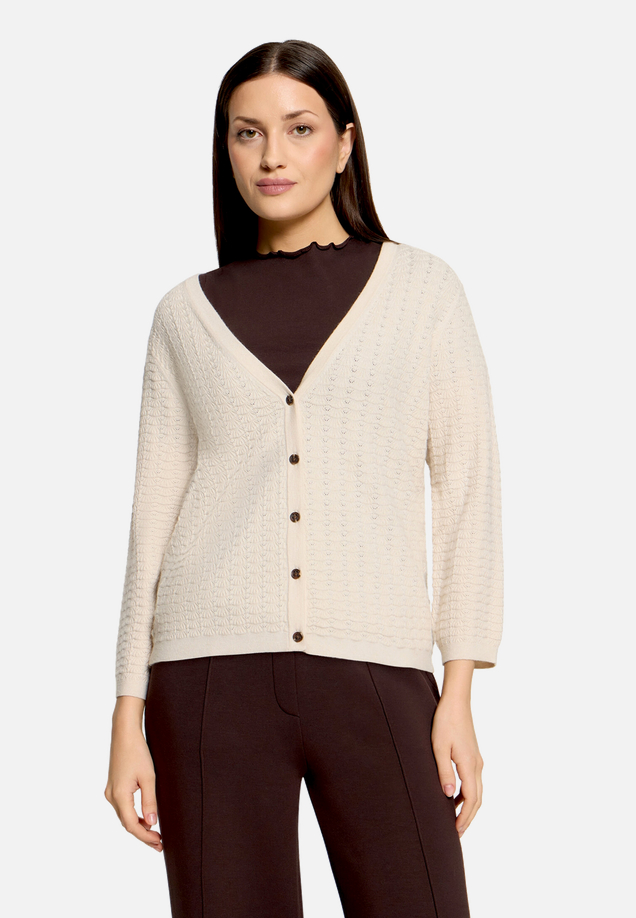 Strick-Cardigan mit V-Ausschnitt / Modellfoto Vorderseite