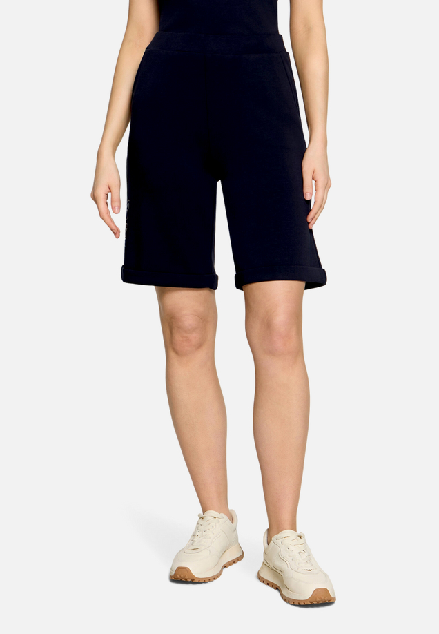 Schlupfhose mit Eingrifftaschen / Modellfoto Vorderseite
