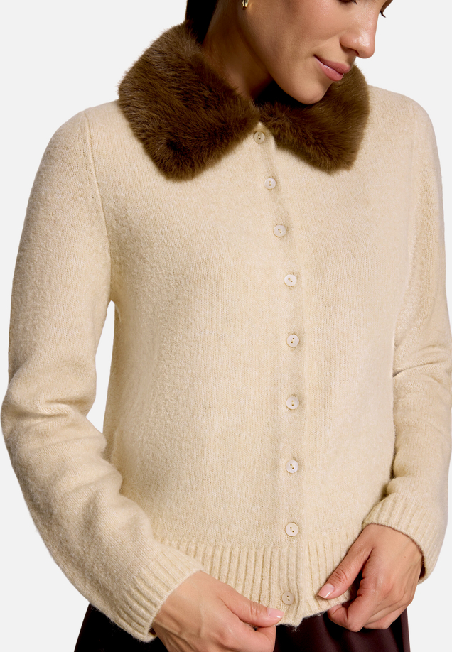 Strickjacke mit Kunstfellkragen / Modellfoto Vorderseite