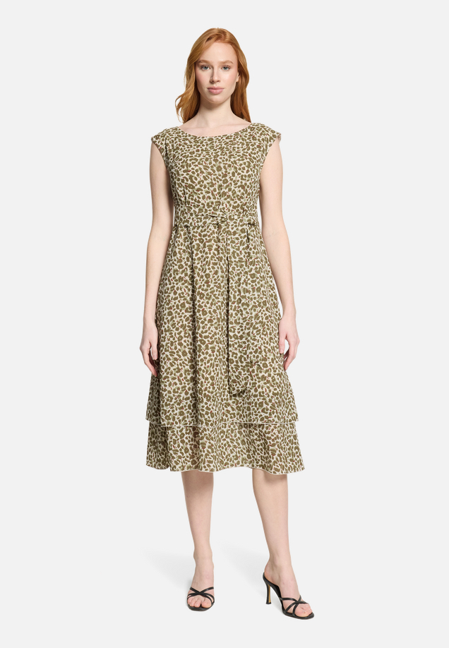Chiffonkleid mit Bindegürtel / Modellfoto Vorderseite