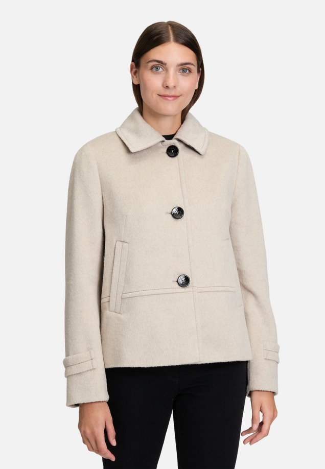 Wolljacke mit Kragen / Modellfoto Vorderseite