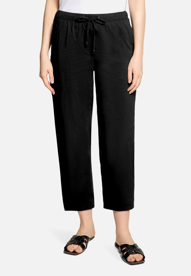 Casual-Hose mit elastischem Bund / Modellfoto Vorderseite