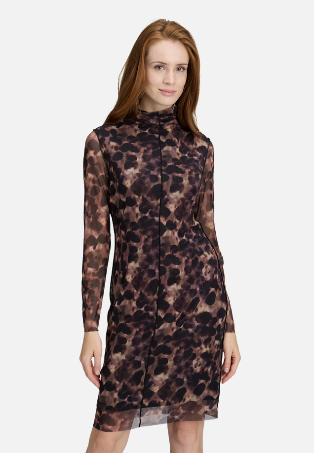 Mesh-Kleid mit Kragen / Modellfoto Vorderseite