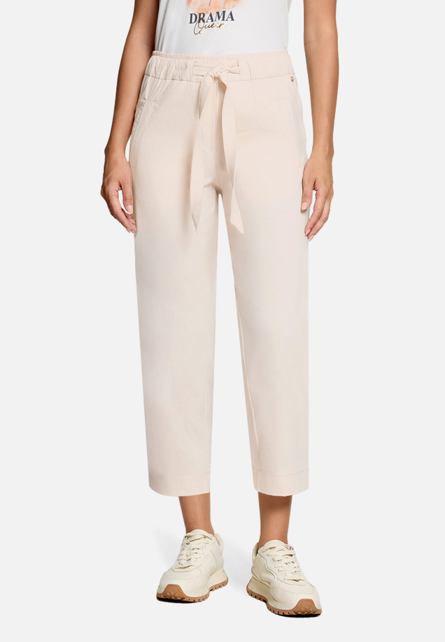 Casual-Hose mit elastischem Bund / Modellfoto Vorderseite