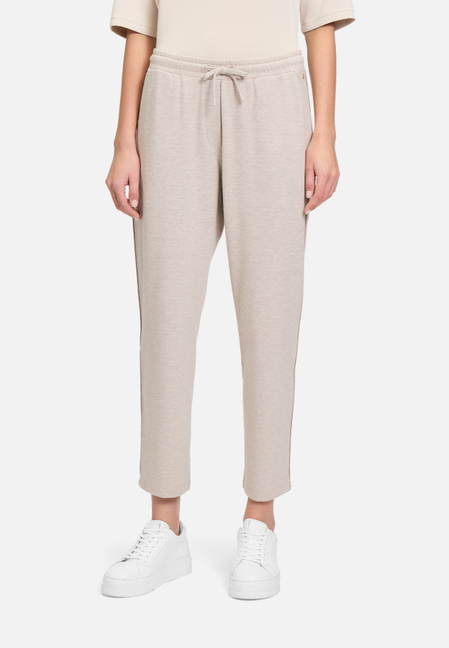 Schlupfhose mit Bindegürtel / Modellfoto Vorderseite