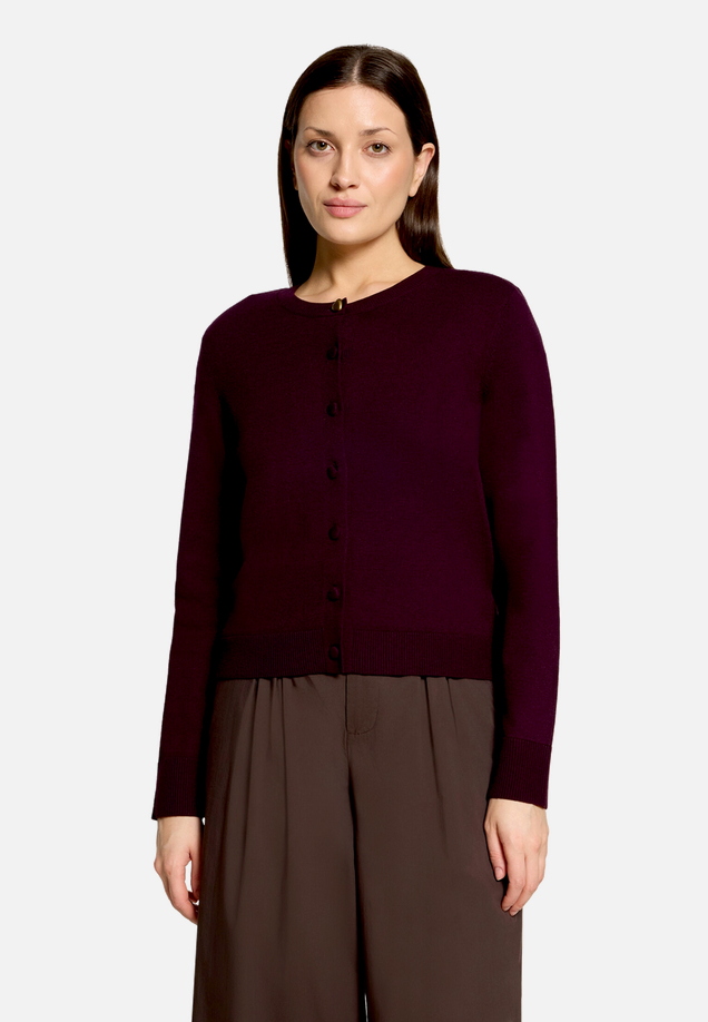 Feinstrickjacke mit Rundhalsausschnitt / Modellfoto Vorderseite