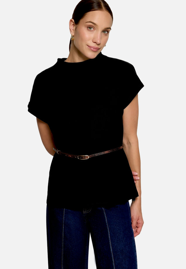 T-Shirt  mit Gürtel  / Modellfoto Vorderseite