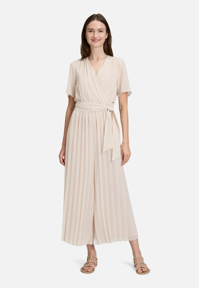 Jumpsuit mit Plissee / Modellfoto Vorderseite