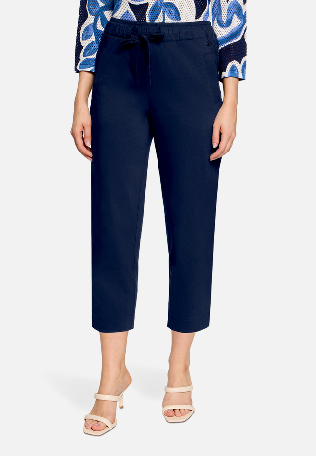 Casual-Hose mit elastischem Bund / Modellfoto Vorderseite