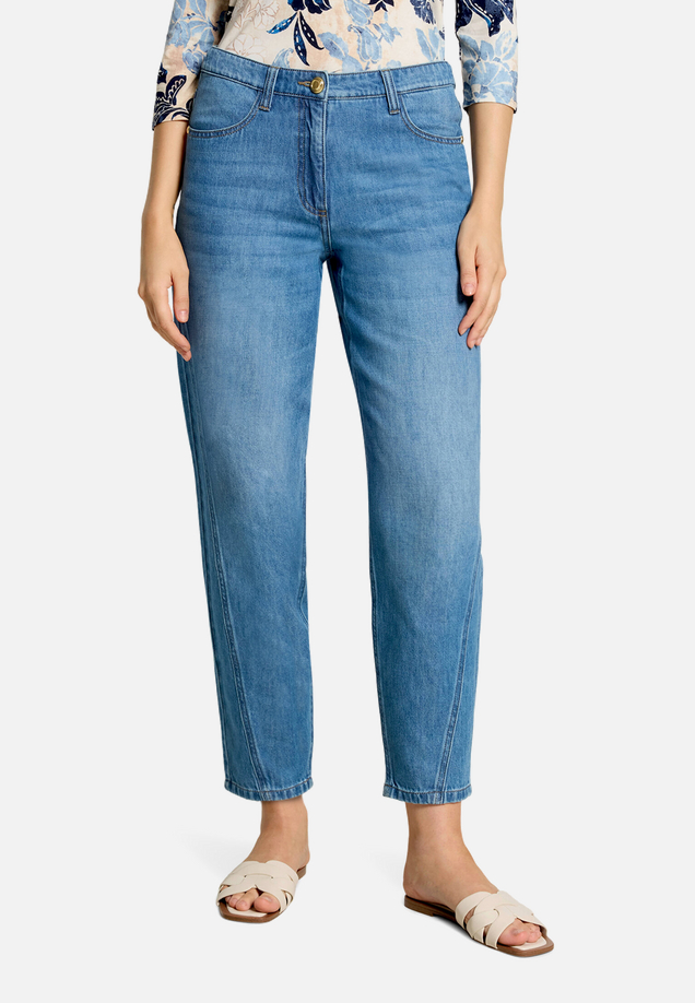 Barrel-Jeans mit Teilungsnaht / Modellfoto Vorderseite