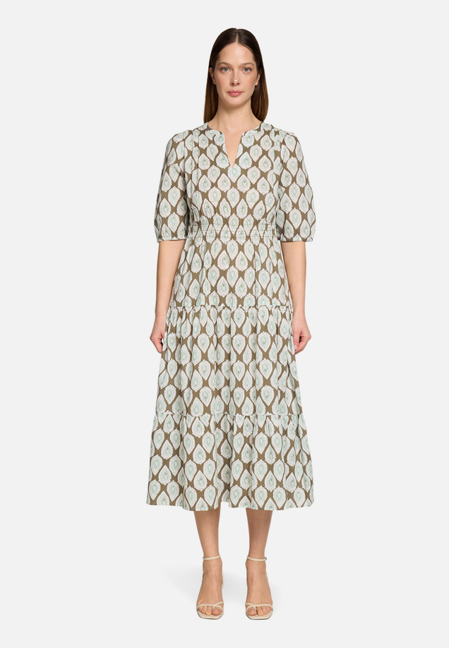 Casual-Kleid tailliert / Modellfoto Vorderseite