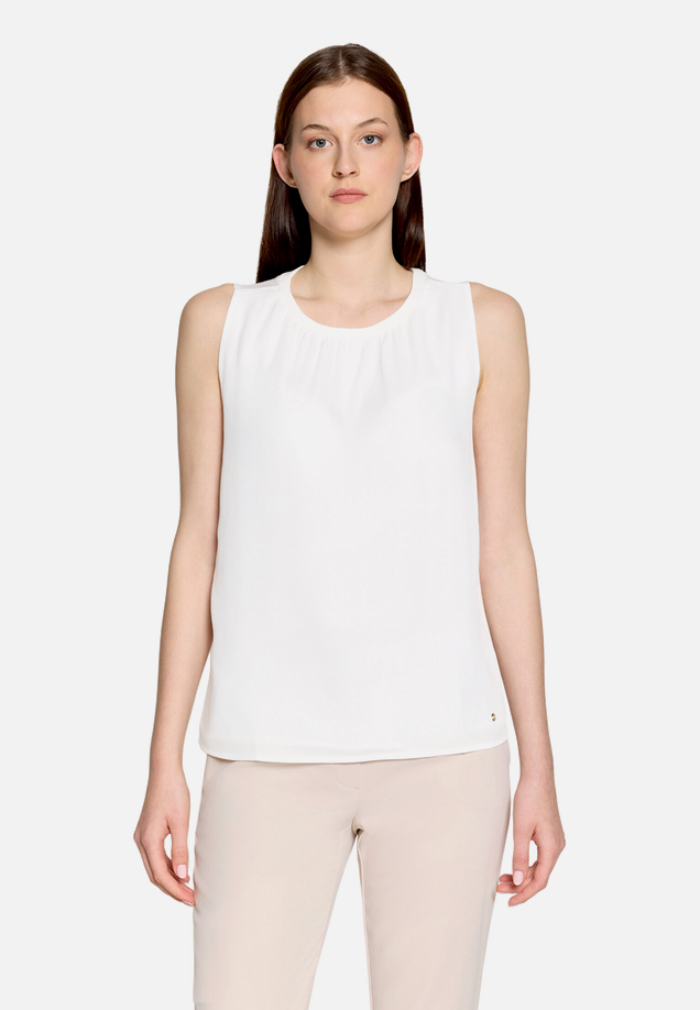 Blusenshirt mit Webbesatz / Modellfoto Vorderseite