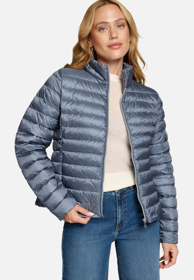 Steppjacke mit Stehkragen / Modellfoto Vorderseite