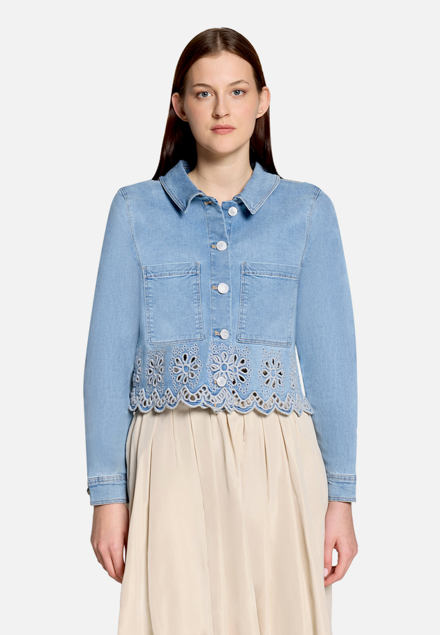 Jeansjacke mit Stickerei / Modellfoto Vorderseite