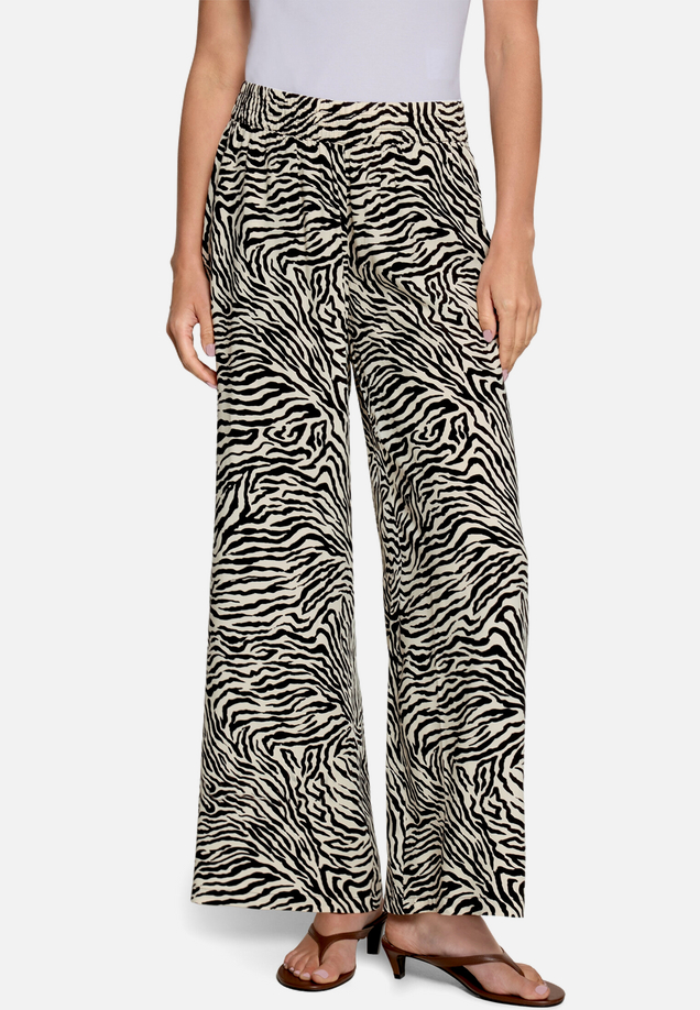 Schlupfhose mit weitem Bein / Modellfoto Vorderseite