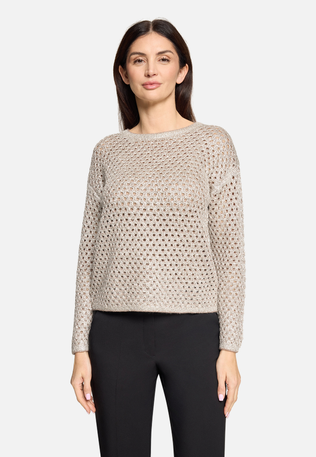 Strickpullover mit Lochmuster / Modellfoto Vorderseite