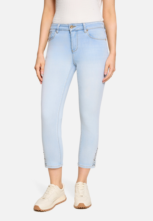 Basic-Jeans mit Waschung / Modellfoto Vorderseite