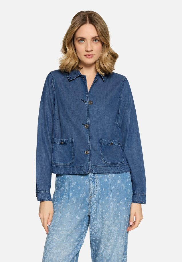 Jeansjacke mit aufgesetzten Taschen / Modellfoto Vorderseite