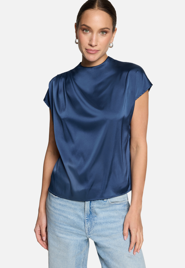 Satinbluse  kurzarm mit Stehkragen / Modellfoto Vorderseite