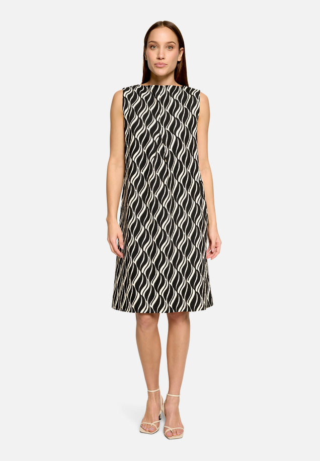 Midikleid  mit grafischem Muster  / Modellfoto Vorderseite