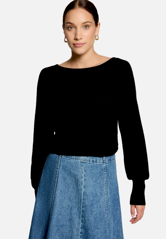 Feinstrickpullover  mit U-Boot Ausschnitt  / Modellfoto Vorderseite