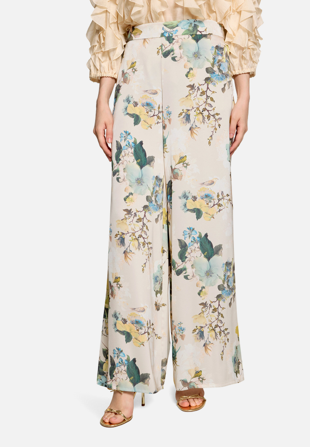 Marlene-Hose mit Blumenprint / Modellfoto Vorderseite