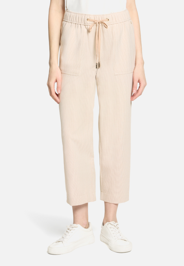 Casual-Hose mit elastischem Bund / Modellfoto Vorderseite